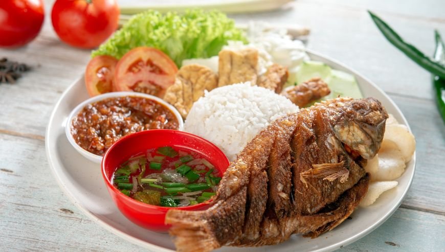 Ayal Alfareej restaurant for all kind of fish with rice meal