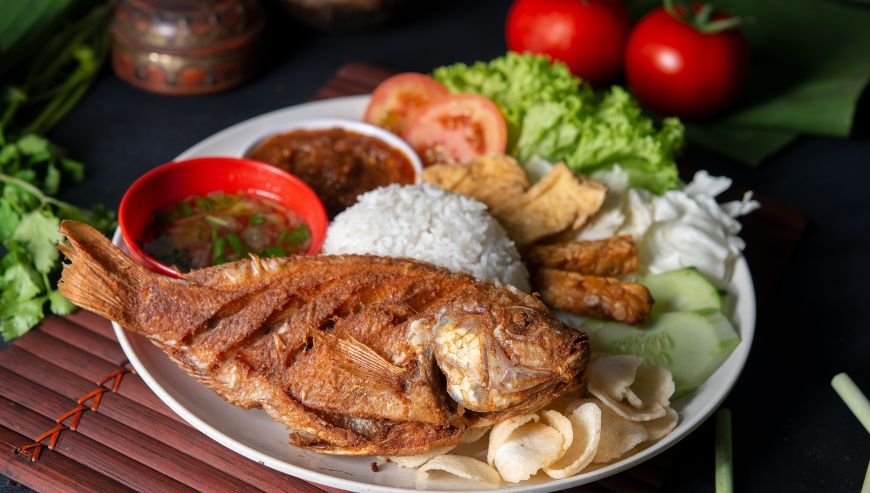 Ayal Alfareej restaurant for all kind of fish with rice meal